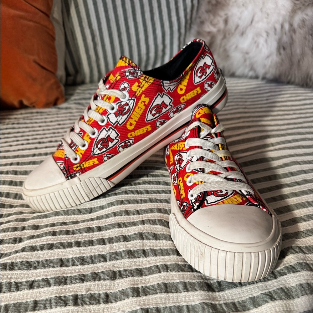 Kansas City Chiefs Women’s 8 FOCO Logo Print Sneakers NFL